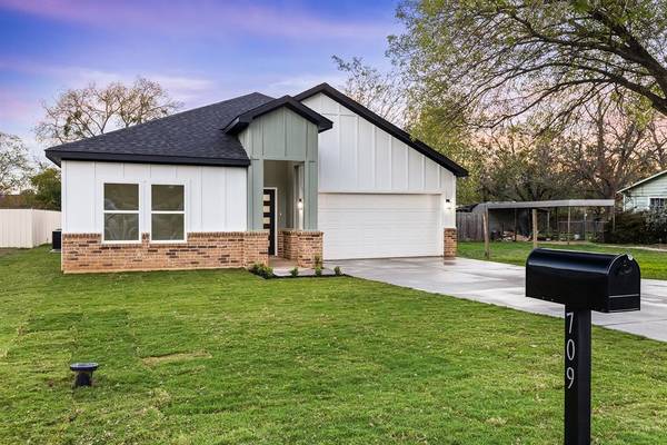 709 W Enon Avenue,  Everman,  TX 76140