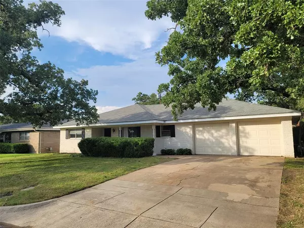 53 Regents Park, Bedford, TX 76022