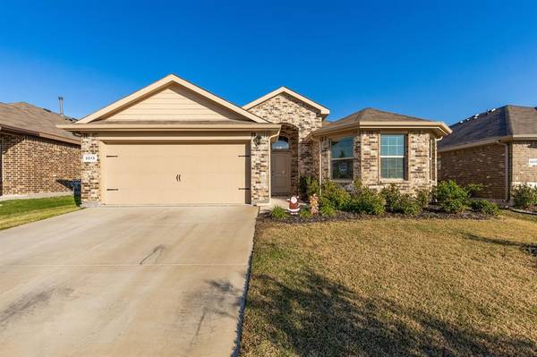 2213 Hickory Grove Trail, Fort Worth, TX 76108