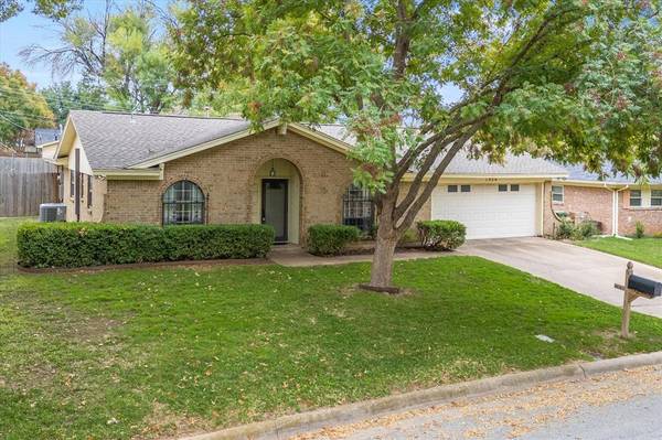 1924 Mesquite Trail, Hurst, TX 76054