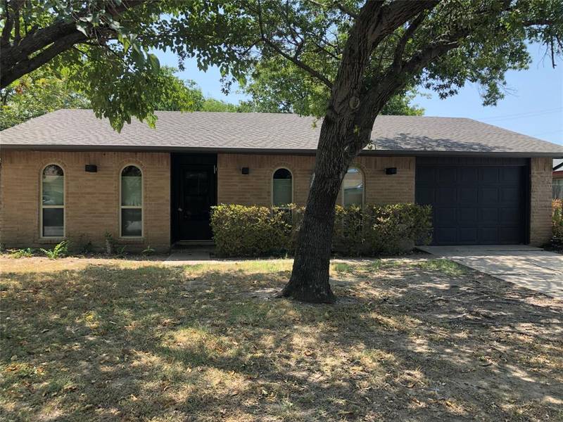 305 Campfire Drive, Grand Prairie, TX 75052