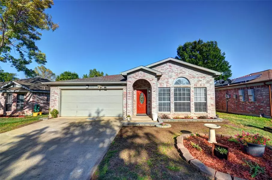 7904 Gardengate Lane, Fort Worth, TX 76137