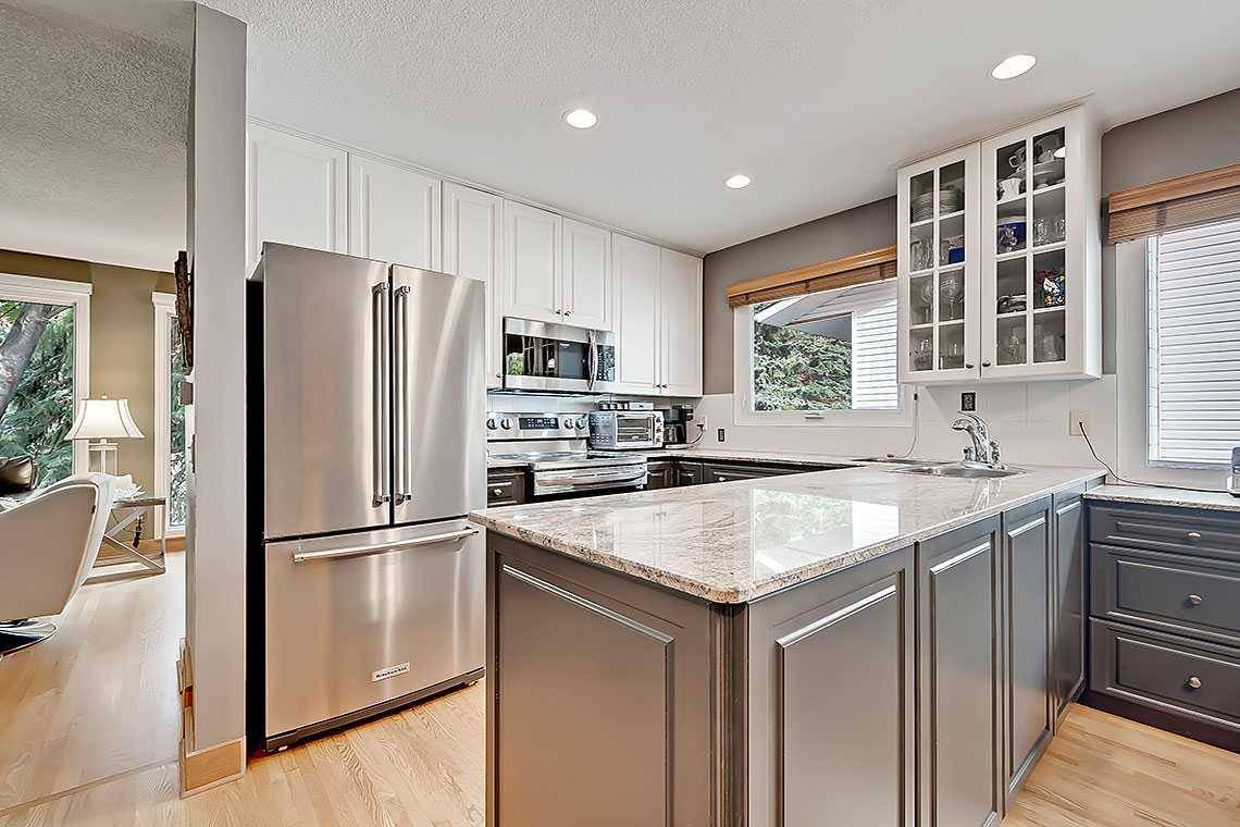 Calgary, AB T2V 4A3,120 Oakmoor PL SW