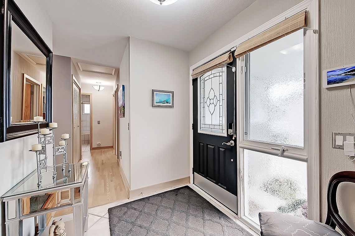 Calgary, AB T2V 4A3,120 Oakmoor PL SW