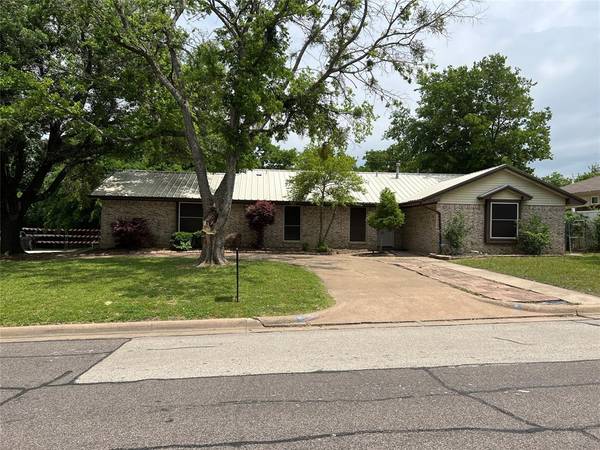 628 Douglas Street, Burleson, TX 76028