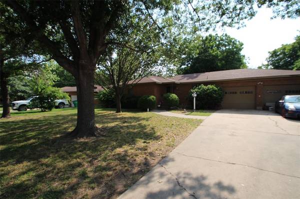 1313 N Howeth Street, Gainesville, TX 76240