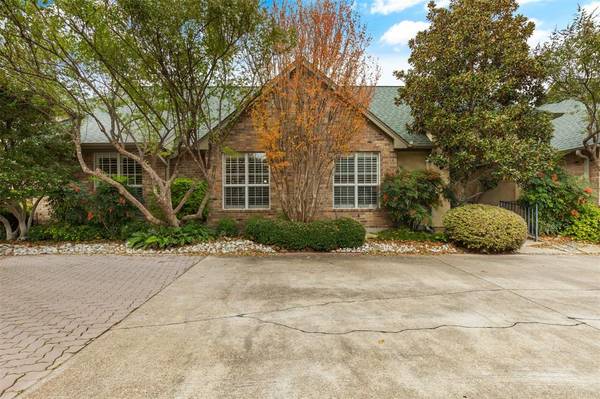 5870 Shady Glen Circle, Benbrook, TX 76132