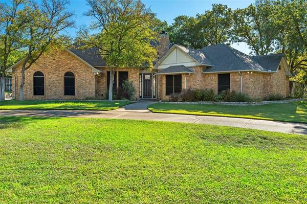 718 Shady Creek Drive, Kennedale, TX 76060