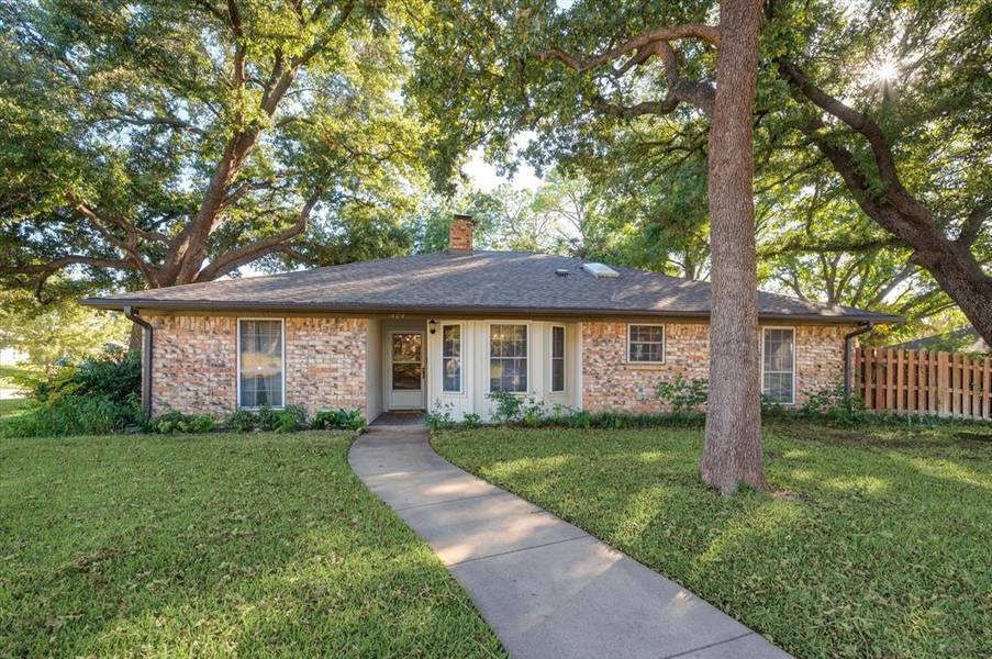 404 Chisolm Trail, Hurst, TX 76054