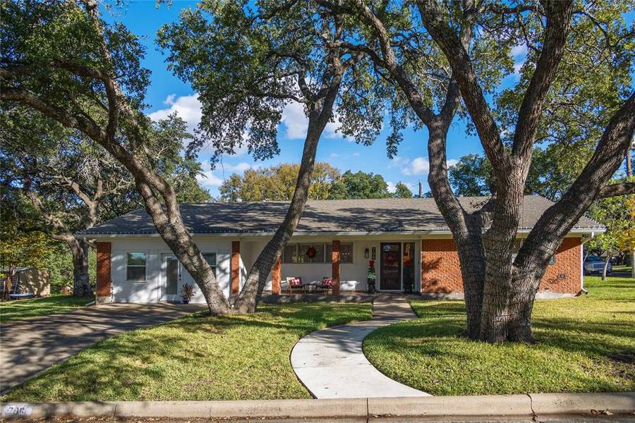 706 Oakpark Drive, Brownwood, TX 76801