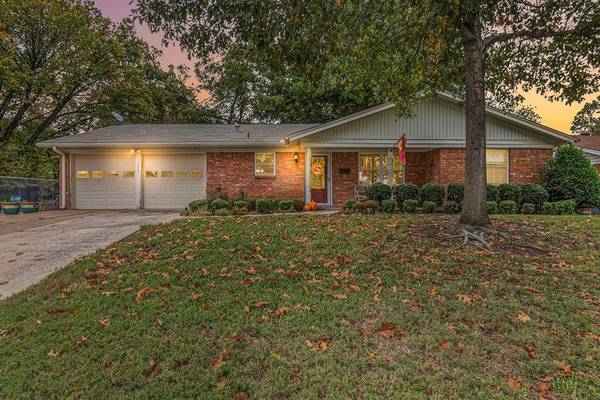 1012 Livingston Drive, Hurst, TX 76053