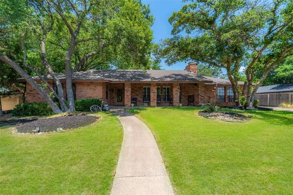 722 Chaparral Trail,  Cedar Hill,  TX 75104