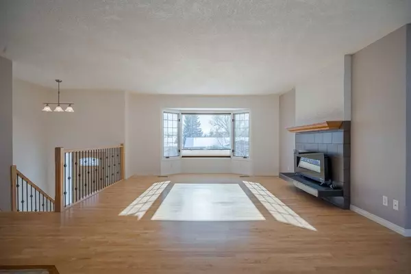 Calgary, AB T3B 4A7,8432 62 AVE NW