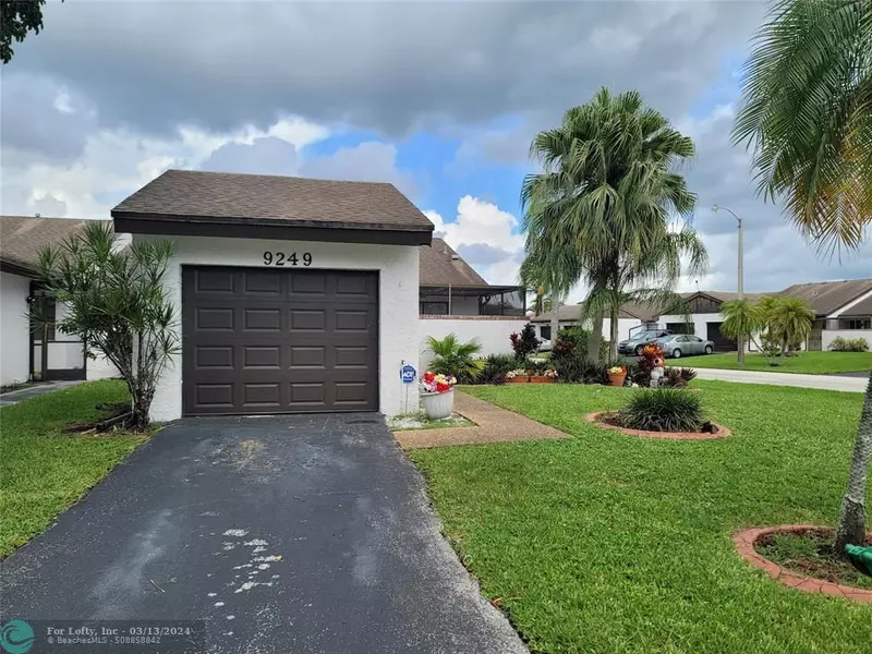 9249 Wedgewood Ln, Tamarac, FL 33321