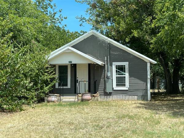 217 N Mills Street, De Leon, TX 76444