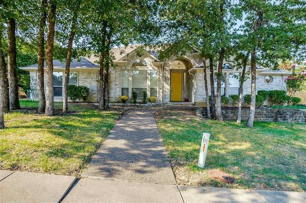 804 Lake View Court E, Crowley, TX 76036