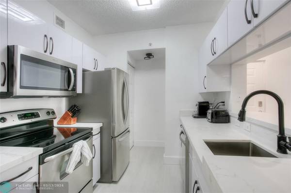 Sunny Isles Beach, FL 33160,17150 N Bay Rd  #2218