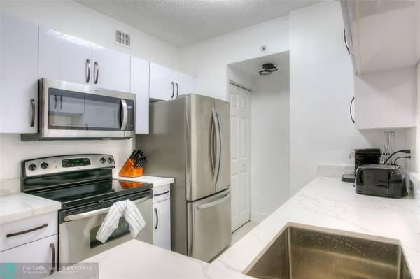 Sunny Isles Beach, FL 33160,17150 N Bay Rd  #2218