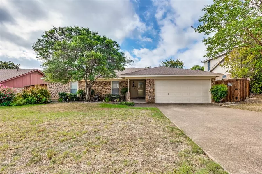 9909 Edmund Drive, Benbrook, TX 76126