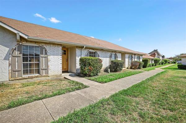 29 W Mountain Creek Drive, Grand Prairie, TX 75052