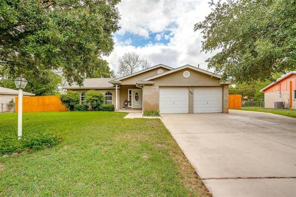 908 Darnell Avenue, Benbrook, TX 76126