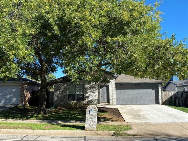 219 Moss Hill Drive, Arlington, TX 76018