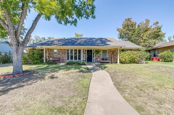 9008 Mahan Drive, Benbrook, TX 76116