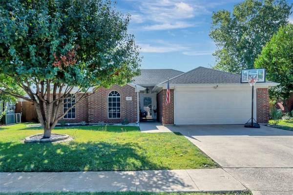 325 Willowstone Trail, Saginaw, TX 76179