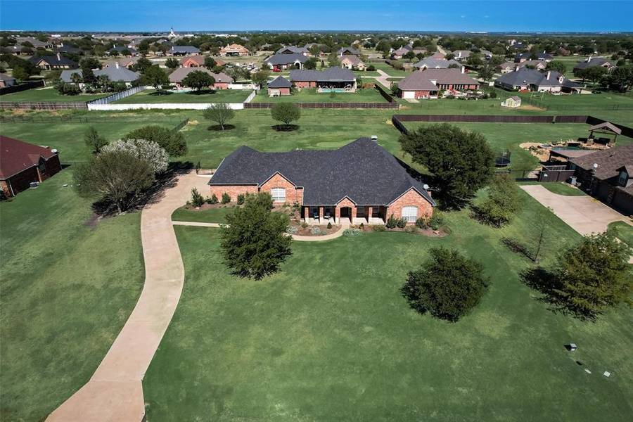 1075 W Remington Park Drive, Terrell, TX 75160