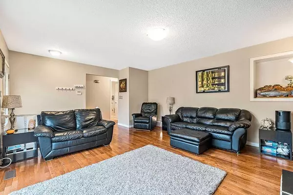 Calgary, AB T2Z 1M2,116 Mckerrell Close SE