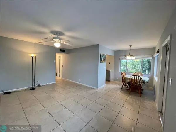 Lake Worth Beach, FL 33461,2440 Lake Osborne Dr  #201