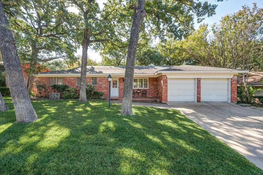 601 W Pleasantview Drive, Hurst, TX 76054