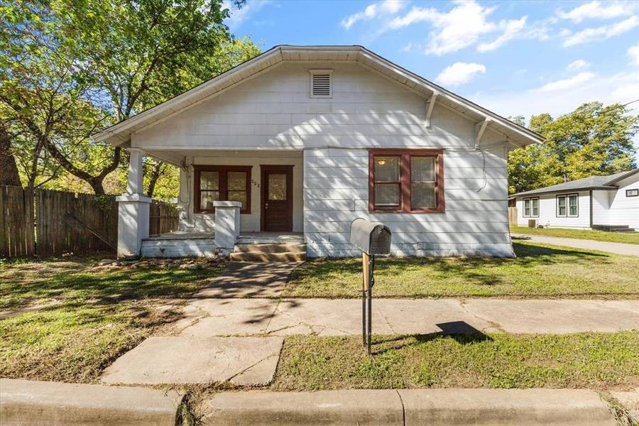 609 N Robinson Street, Cleburne, TX 76031