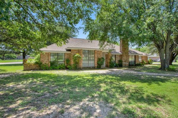 2002 S Village Drive, Bonham, TX 75418