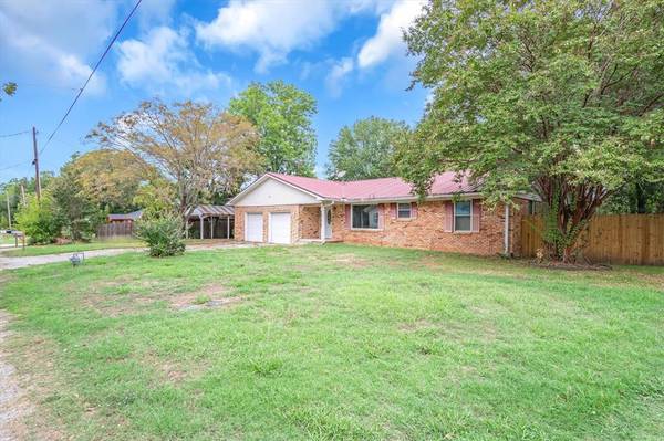 707 E James Street, Wills Point, TX 75169