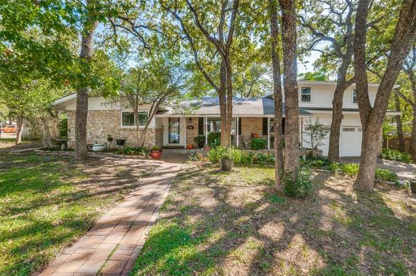 621 Circleview Drive S, Hurst, TX 76054