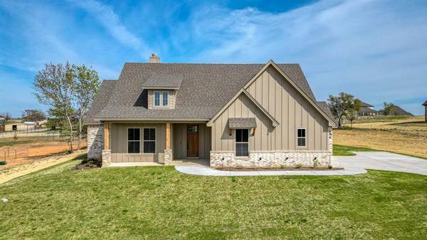 305 Falcon Court, Springtown, TX 76082