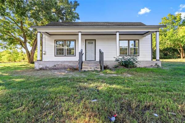 421 E Dallas Street, Wolfe City, TX 75496