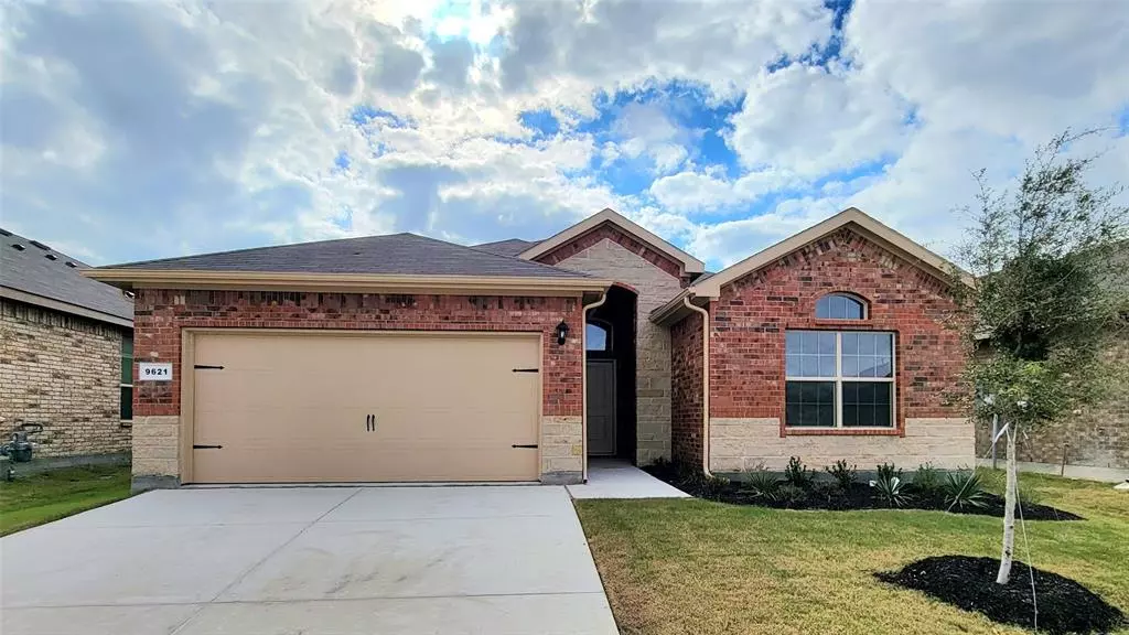 9621 NEW BERN Drive, Fort Worth, TX 76108