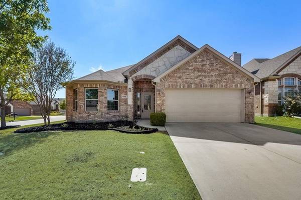 8608 Vista Royale Drive, Fort Worth, TX 76108