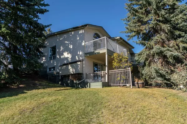 Calgary, AB T3H 1V1,112 Strathlorne Mews SW