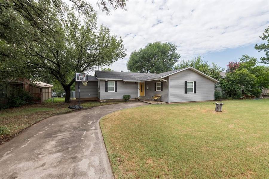 411 E Bois D'Arc Street, Henrietta, TX 76365