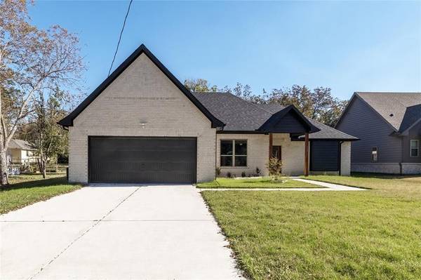 318 N Rike Street, Farmersville, TX 75442