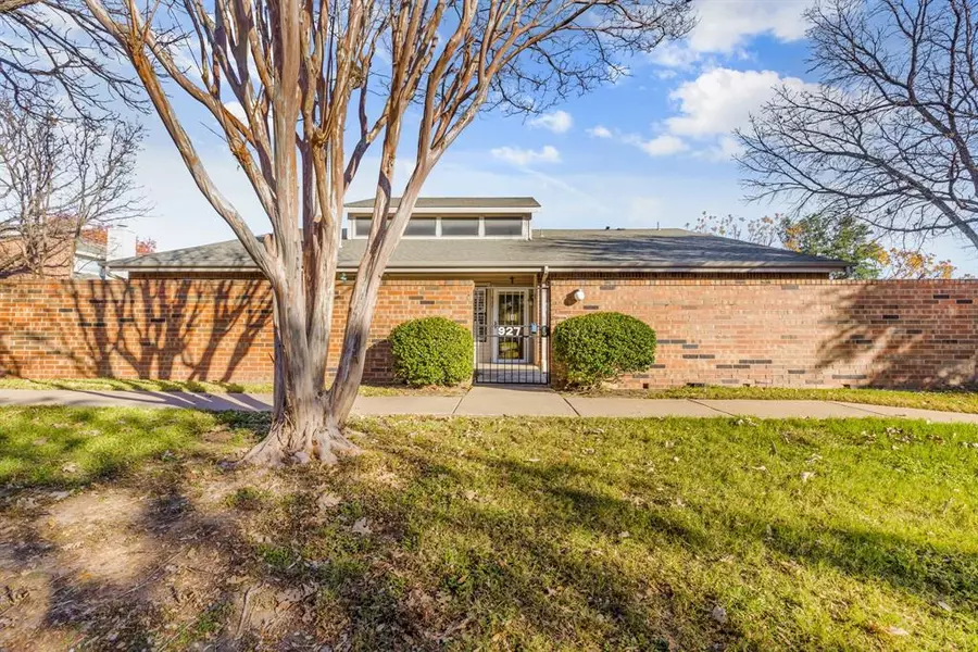 927 Forest Creek Street, Benbrook, TX 76126