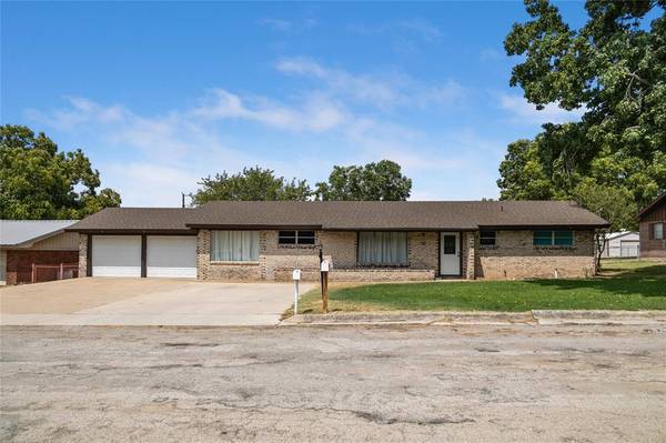 1224 N Holland Street, De Leon, TX 76444