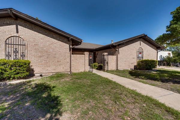 8004 Carrick Street, Benbrook, TX 76116