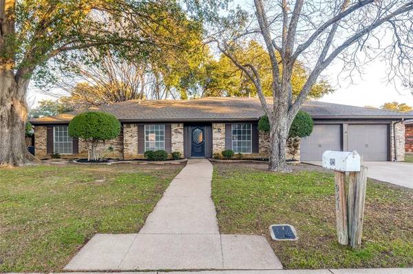 921 Curtis Drive, Arlington, TX 76012