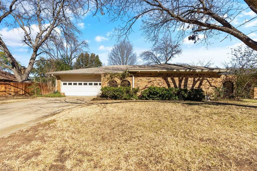 2205 Pin Oak Lane, Arlington, TX 76012