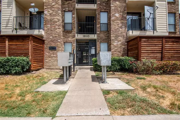 1810 N Garrett Avenue #202,  Dallas,  TX 75206