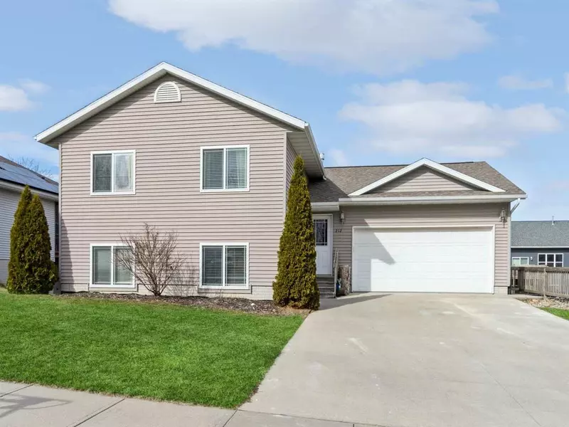 212 Buckeye Ln, Riverside, IA 52327